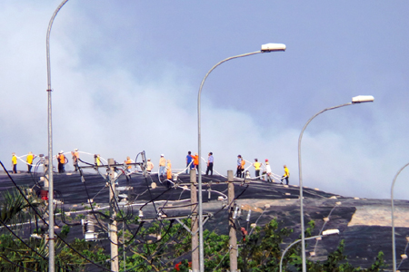 ‘Núi’ rác bốc cháy, khói bay mù mịt ảnh 1